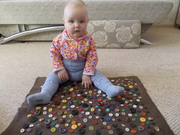 Developing mat with buttons for the baby